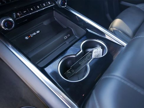 Used 2025 Chevrolet Suburban Z71 image 20