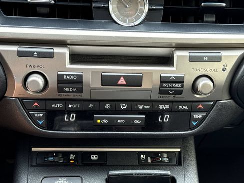 Used 2015 Lexus ES 300h w/ Navigation System Package FWD image 30