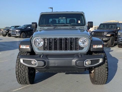 Used 2025 Jeep Gladiator Sport AWD/4WD image 8