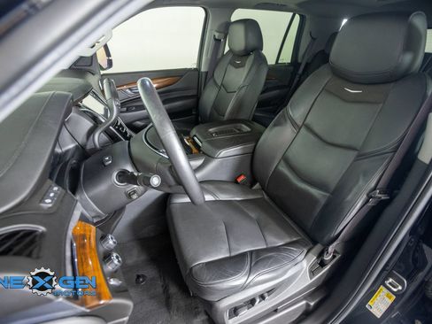 Used 2017 Cadillac Escalade Luxury AWD/4WD image 25
