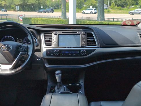 Used 2019 Toyota Highlander XLE AWD/4WD image 30