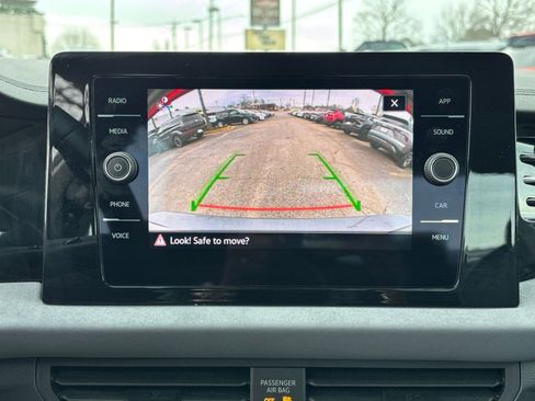 Used 2025 Volkswagen Jetta SE image 17