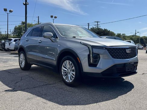 Certified 2024 Cadillac XT4 Luxury w/ Cold Weather Package AWD/4WD image 4