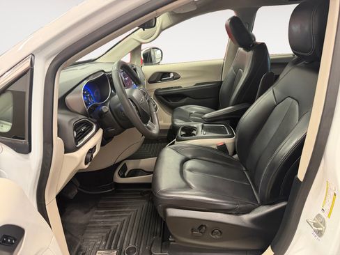 Used 2023 Chrysler Pacifica Touring-L FWD image 23