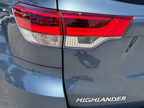 Used 2019 Toyota Highlander Plus FWD image 27