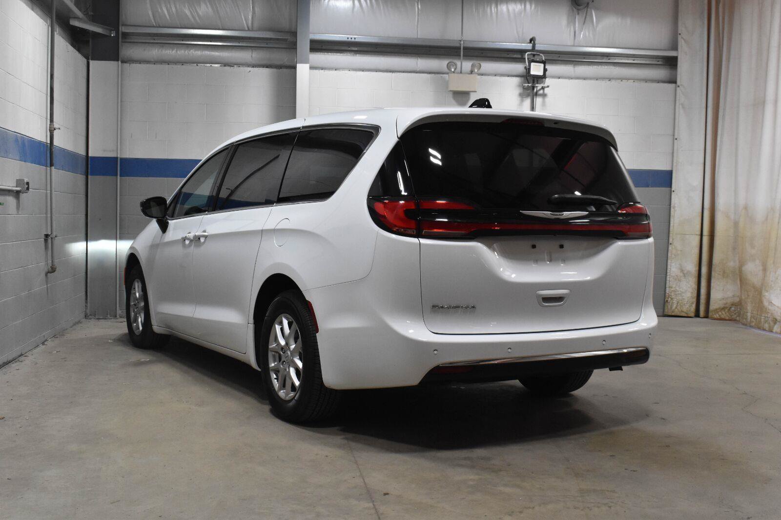 Used 2025 Chrysler Pacifica Select FWD image 22