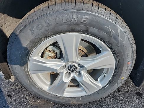 Used 2024 Toyota Highlander LE image 9