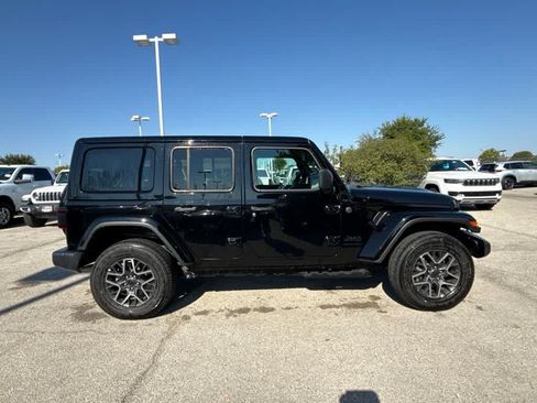 Used 2026 Jeep Wrangler Unlimited Sahara AWD/4WD image 6