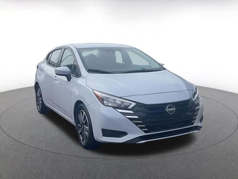 Used 2025 Nissan Versa SV image 3