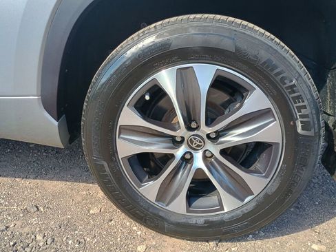 Used 2021 Toyota Highlander XLE image 27