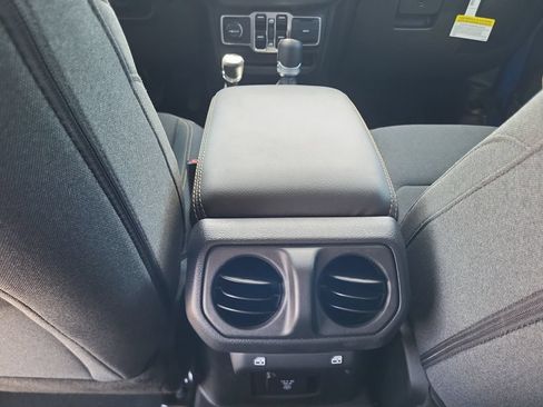 Used 2025 Jeep Wrangler Unlimited Sahara w/ Technology Group AWD/4WD image 21