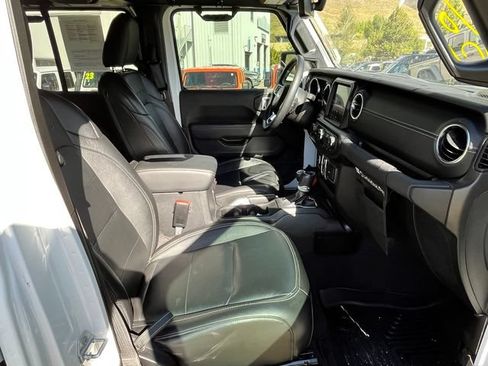 Used 2021 Jeep Gladiator Overland w/ Popular Equipment Package AWD/4WD image 19