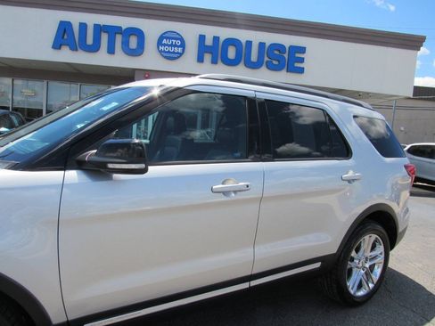 Used 2017 Ford Explorer XLT w/ Equipment Group 202A AWD/4WD image 8