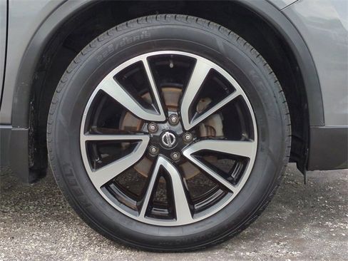 Used 2018 Nissan Rogue SL w/ Premium Package image 11