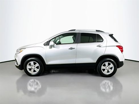 Used 2018 Chevrolet Trax LT w/ LT Convenience Package image 4