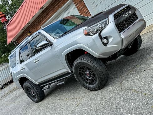 Used 2018 Toyota 4Runner TRD Off-Road Premium AWD/4WD image 26