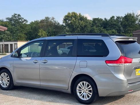 Used 2013 Toyota Sienna XLE w/ Entertainment Pkg FWD image 10