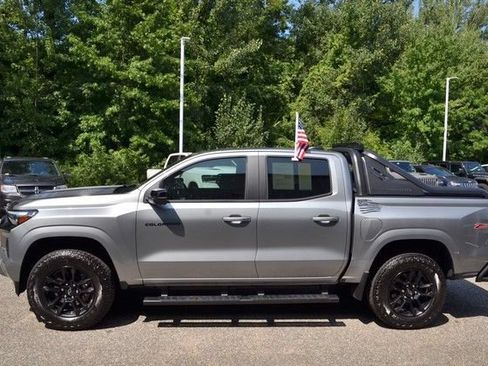 Used 2025 Chevrolet Colorado Z71 w/ Midnight Edition AWD/4WD image 5