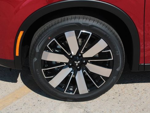 New 2025 Mitsubishi Outlander SE image 2