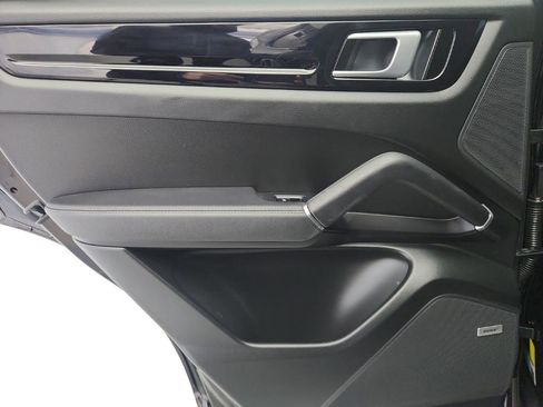Used 2021 Porsche Cayenne w/ Premium Package image 25