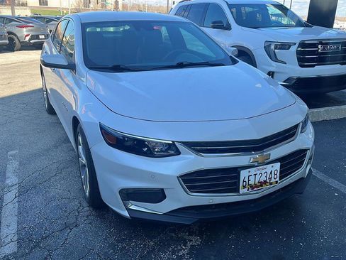 Used 2018 Chevrolet Malibu Premier w/ Driver Confidence Package image 2