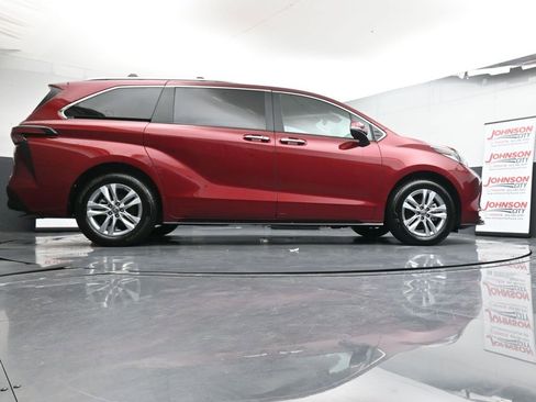 Used 2025 Toyota Sienna Limited image 42
