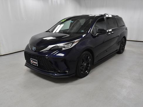 Used 2022 Toyota Sienna XSE image 2