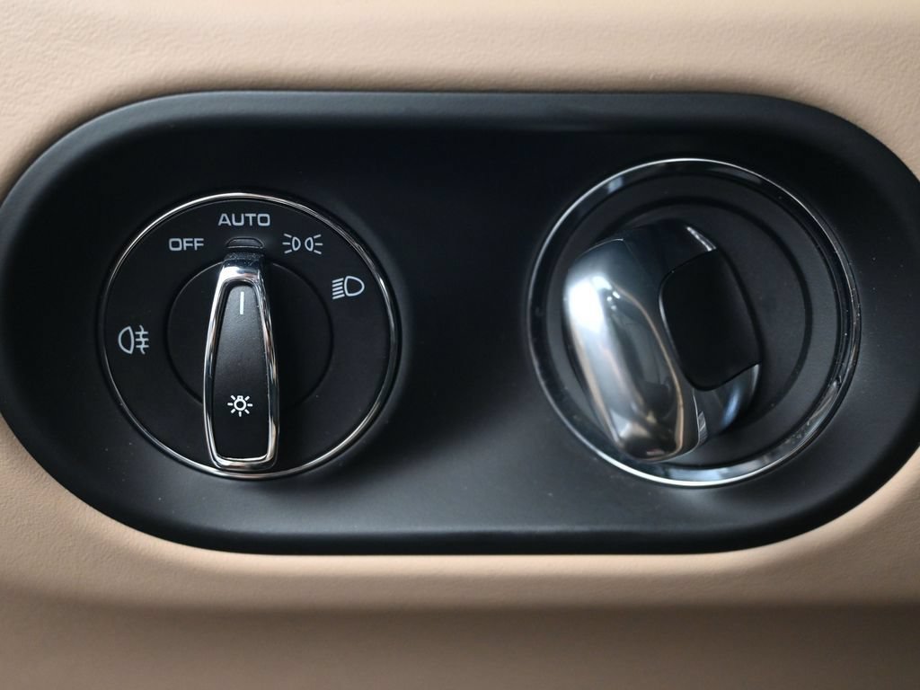 Certified 2023 Porsche Macan AWD/4WD image 25