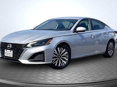 Used 2023 Nissan Altima 2.5 SV FWD image 12