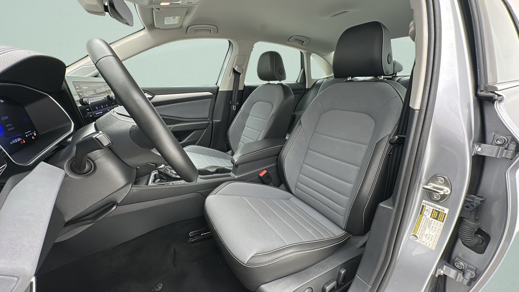 Used 2025 Volkswagen Jetta SE FWD image 13