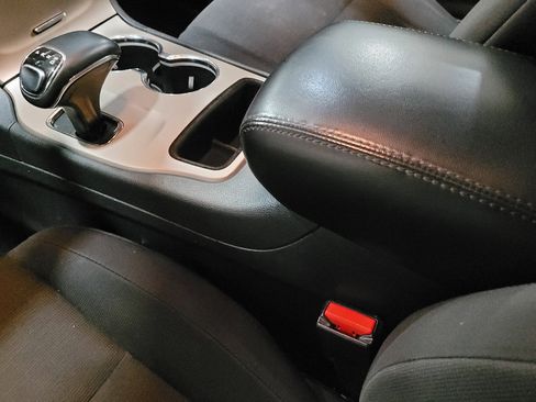 Used 2015 Jeep Grand Cherokee Laredo w/ Quick Order Package 23E image 27