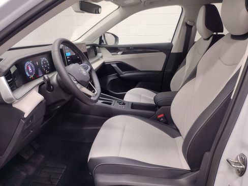 Used 2025 Volkswagen Tiguan SE FWD image 22