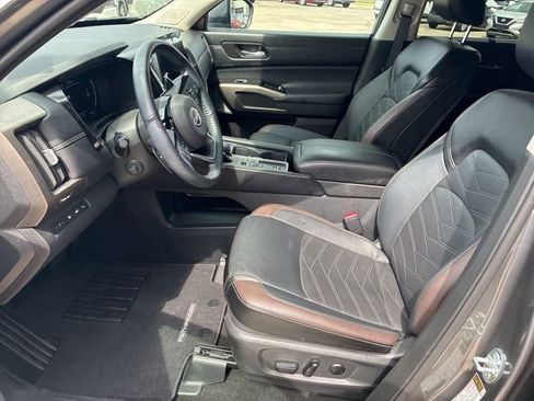Used 2024 Nissan Pathfinder Platinum FWD image 17