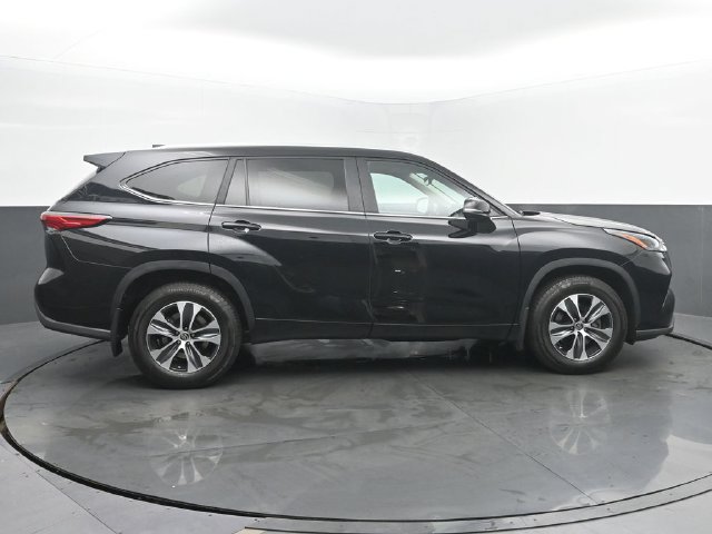 Used 2023 Toyota Highlander XLE AWD/4WD image 6