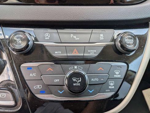 Used 2018 Chrysler Pacifica Touring-L w/ Tire & Wheel Group FWD image 19