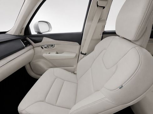 Certified 2024 Volvo XC90 B5 Plus w/ Protection Package Premier AWD/4WD image 13