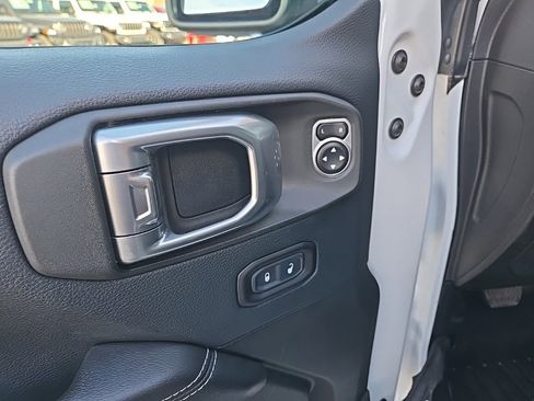 Used 2018 Jeep Wrangler Unlimited Sahara image 37