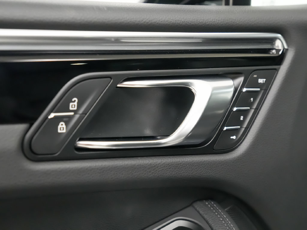Certified 2026 Porsche Macan AWD/4WD image 22