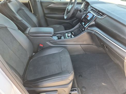 Used 2025 Jeep Grand Cherokee Altitude RWD image 20