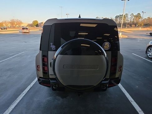 Used 2024 Land Rover Defender 130 X-Dynamic SE image 6