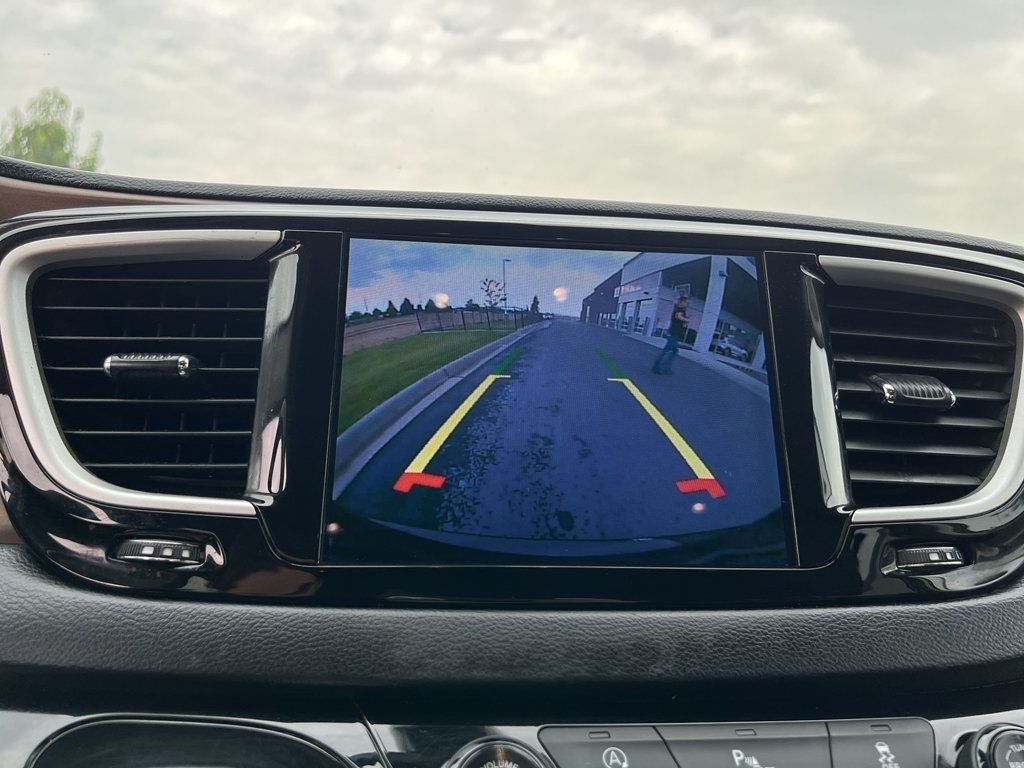 Used 2017 Chrysler Pacifica Touring-L FWD image 19