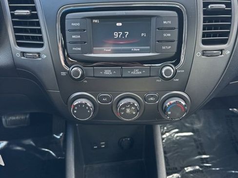 Used 2018 Kia Forte LX w/ LX Rear Camera Package image 12