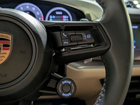 Certified 2025 Porsche Cayenne Coupe image 29