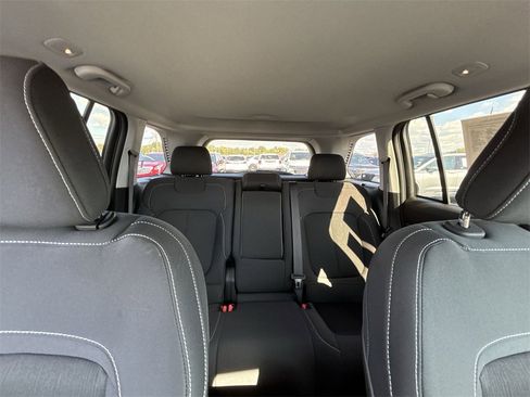 Used 2023 Jeep Grand Cherokee Laredo image 13