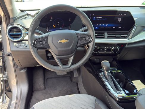 Used 2025 Chevrolet Trax LT FWD image 12