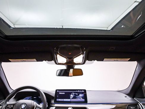 Certified 2023 BMW 530e w/ Convenience Package image 17