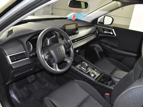 Used 2024 Mitsubishi Outlander ES image 2