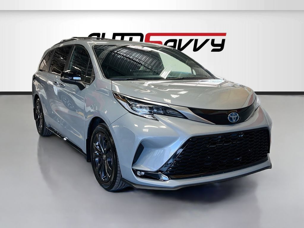 Used 2025 Toyota Sienna XSE w/ XSE Premium Package FWD image 1
