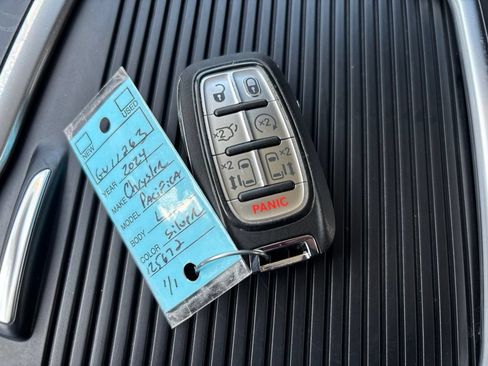Used 2024 Chrysler Pacifica Touring-L FWD image 36