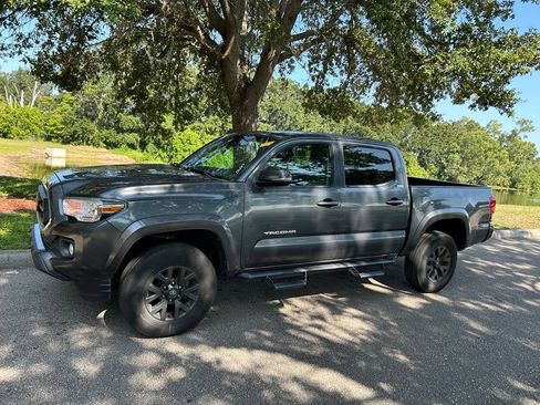 Used 2022 Toyota Tacoma SR5 w/ Technology Package RWD image 2
